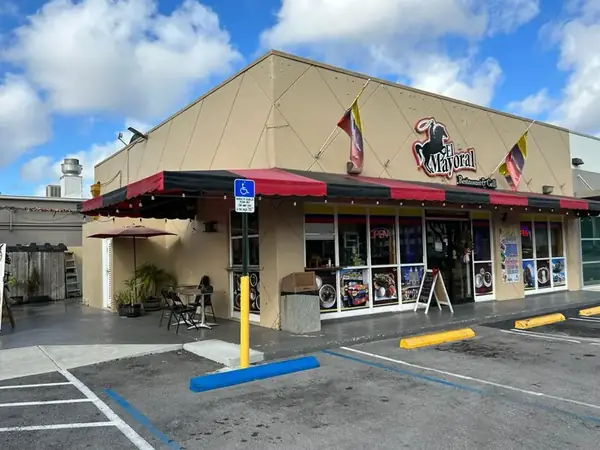Fachada de El Mayoral en Kendall Drive